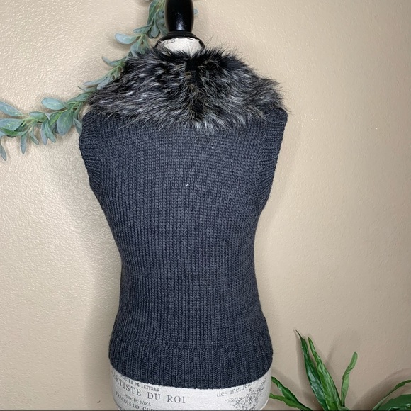 Loft ~ Sweater Vest with Faux Fur Collar - Picture 7 of 9